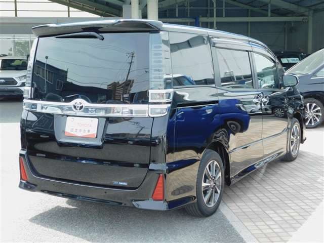 Toyota Voxy — фото 2