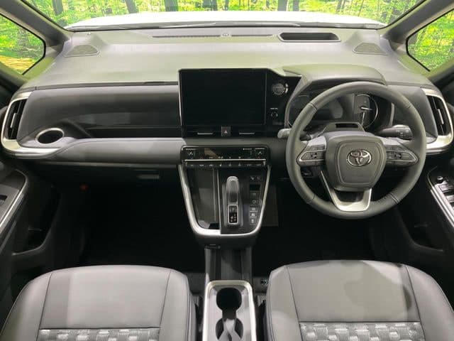 Toyota Voxy — фото 2
