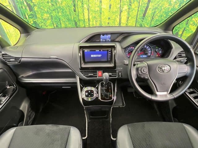 Toyota Voxy — фото 2